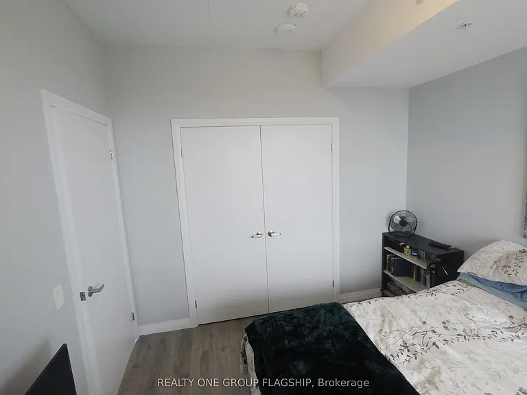 60 Charles St W — Photo 14