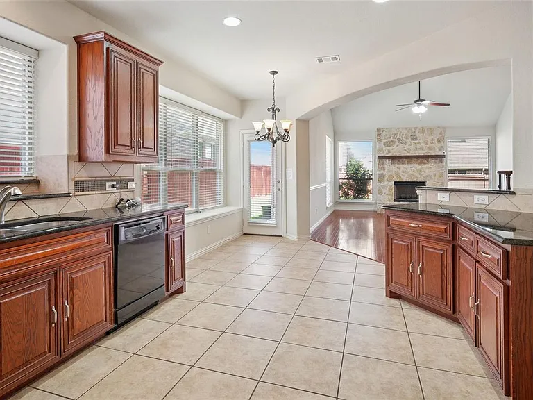 2374 Aspermount Dr — Photo 9
