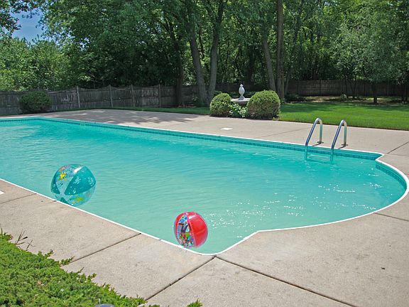 4th image of 400 Pinehurst Ct