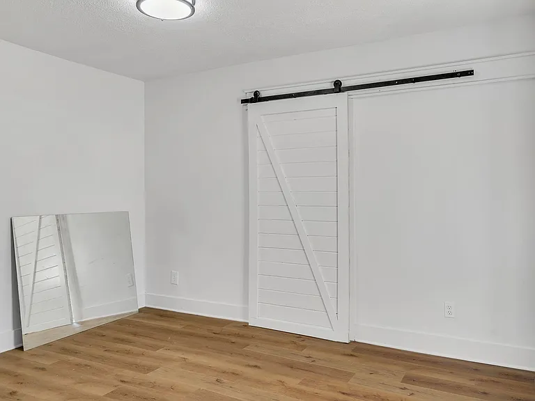 402 England St E — Photo 11