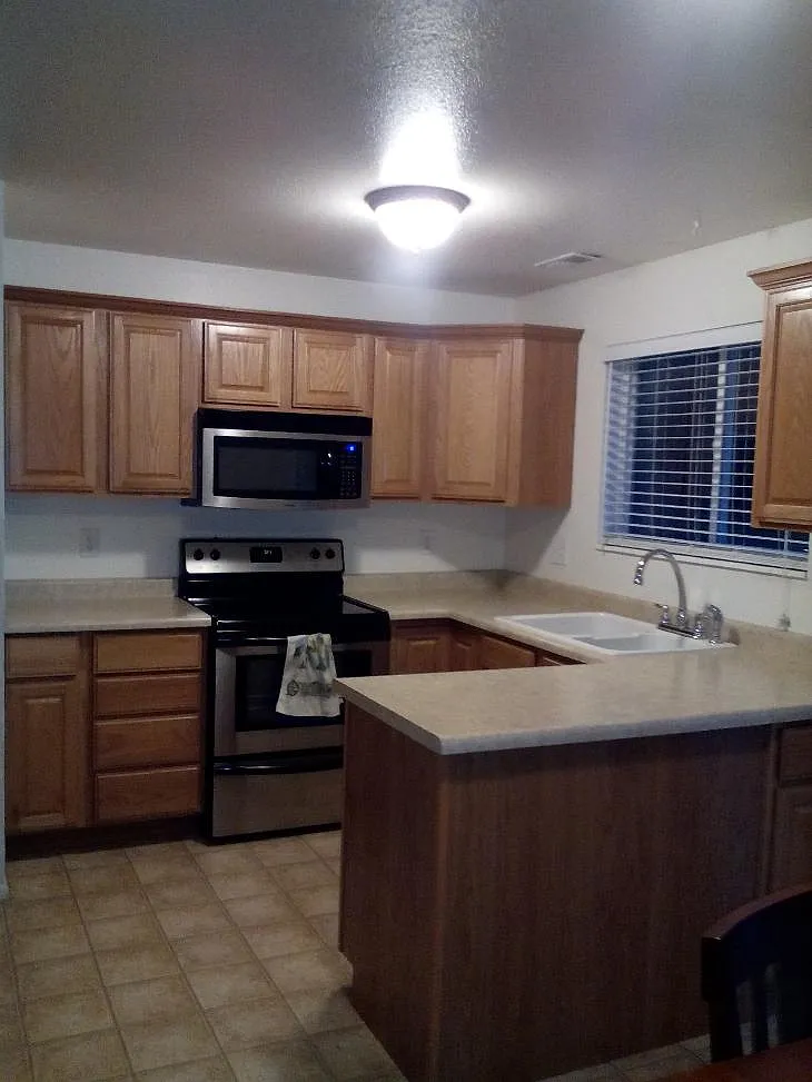 3 bed, 1200 sqft, $1,700 — Photo 2