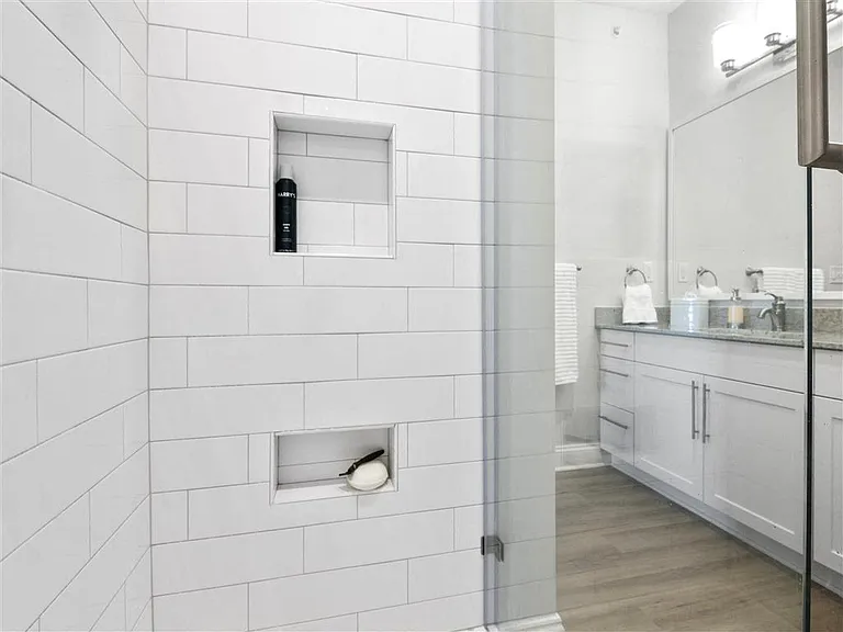 High Street View Luxury Apartments — Photo 23