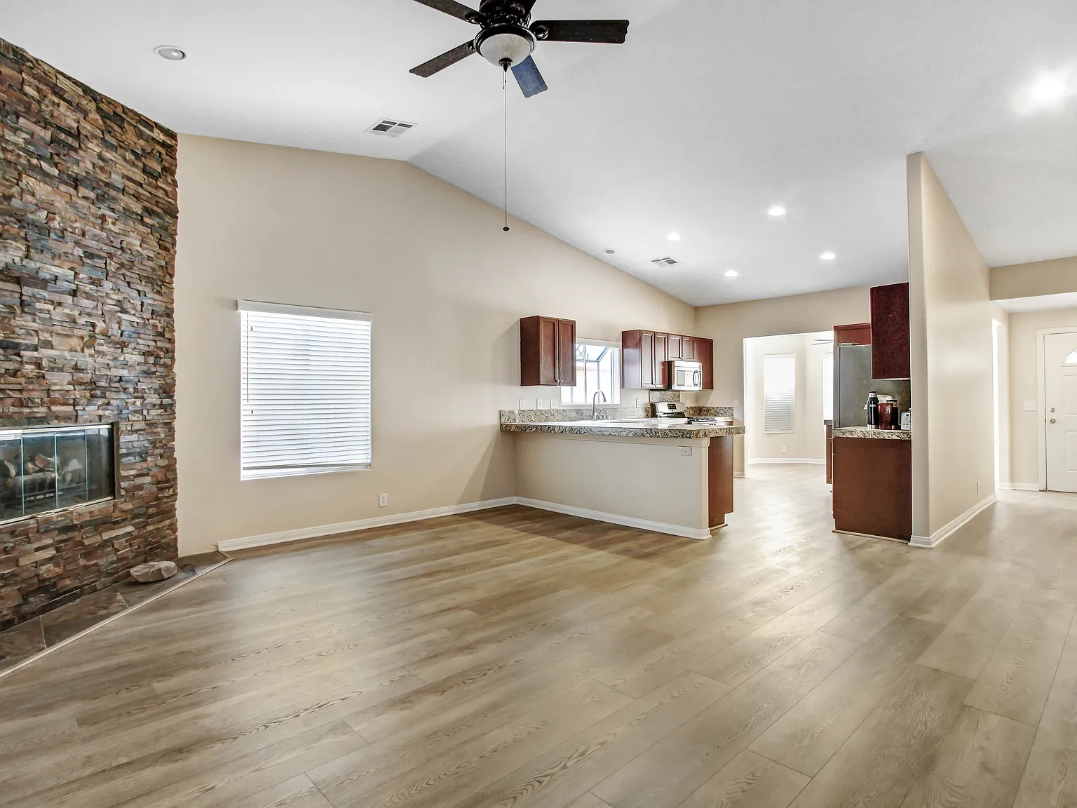 4 bed, 1998 sqft, $3,400 — Photo 2