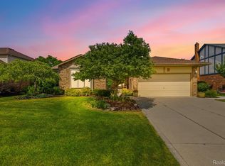 39202 Lorien Dr, Sterling Heights, MI 48313