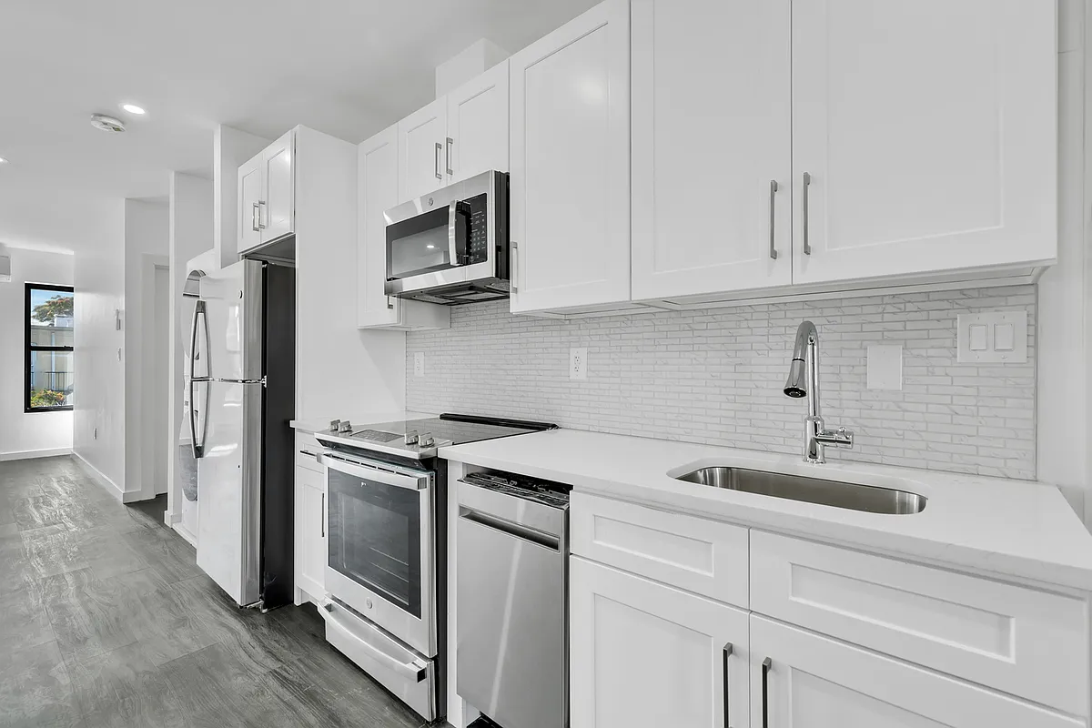 Building Photo - 1202 Halsey St #3