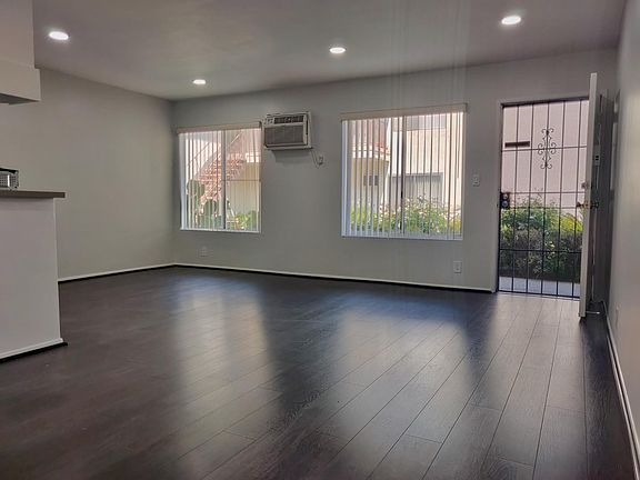 3rd image of 5050 Romaine St #8