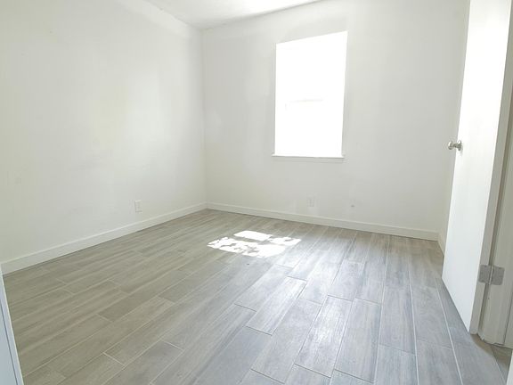 3rd image of 312 E Greenwood Ln