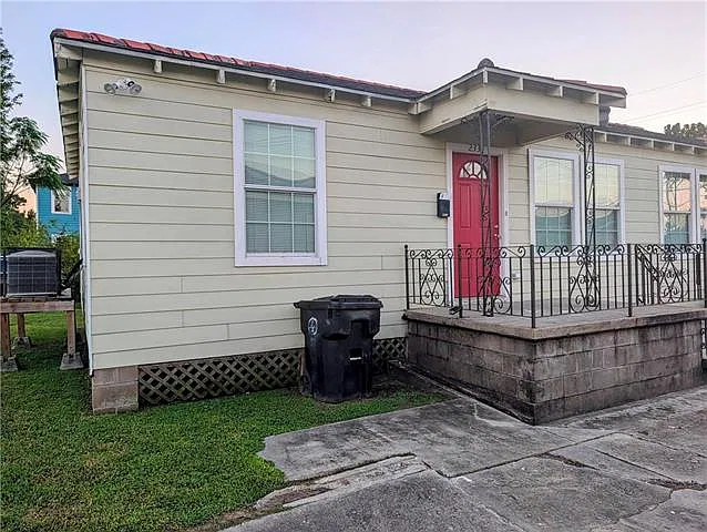 2333 Desire St