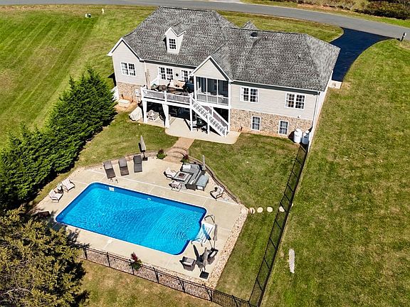 4th image of 147 Stoney Creek Dr