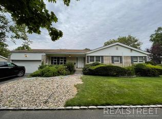 24 Dillon Dr, Lawrence, NY 11559