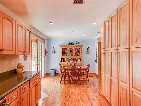 5th image of 13 Brookside Dr