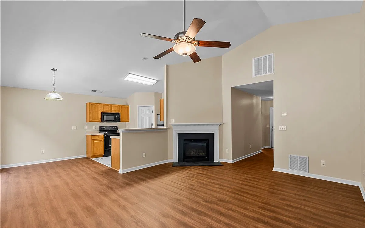 3 bed, 1250 sqft, $1,600 — Photo 2