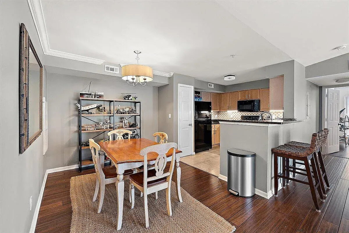 2 bed, 948 sqft, $2,200 — Photo 4