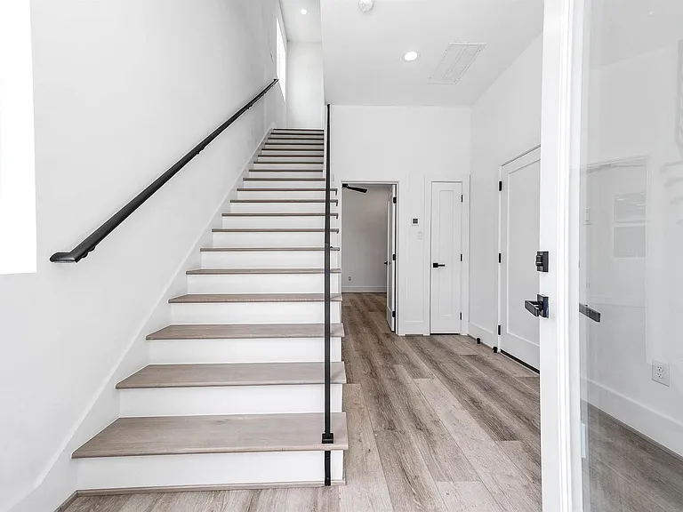 313 N Nagle St — Photo 6