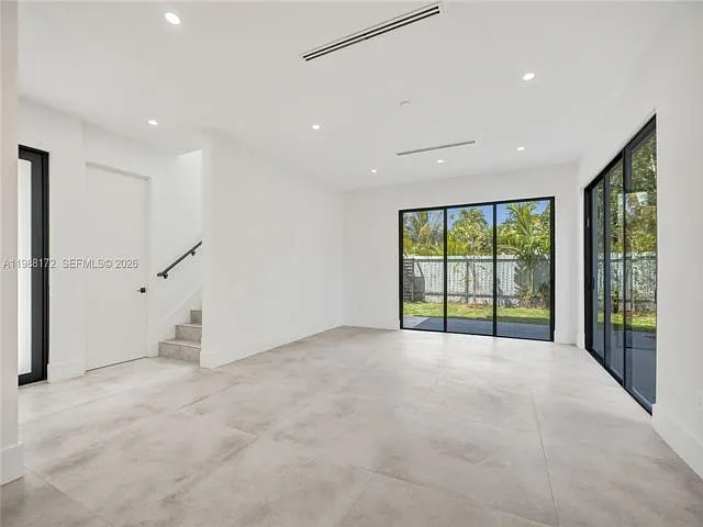 2421 SW 16th Ter — Photo 6