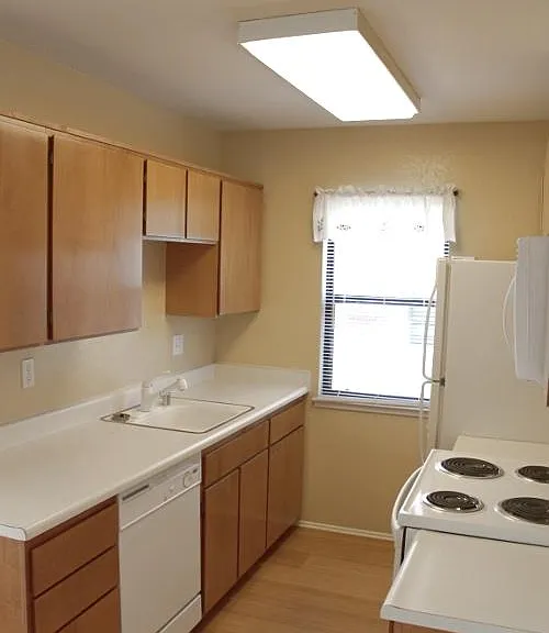 34 Shoreline Ct — Photo 2
