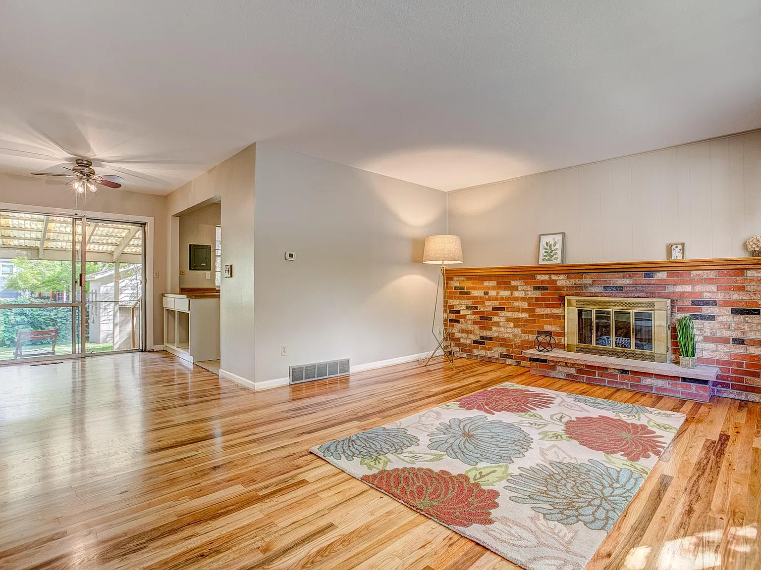 3 bed, 1386 sqft, $2,400 — Photo 3