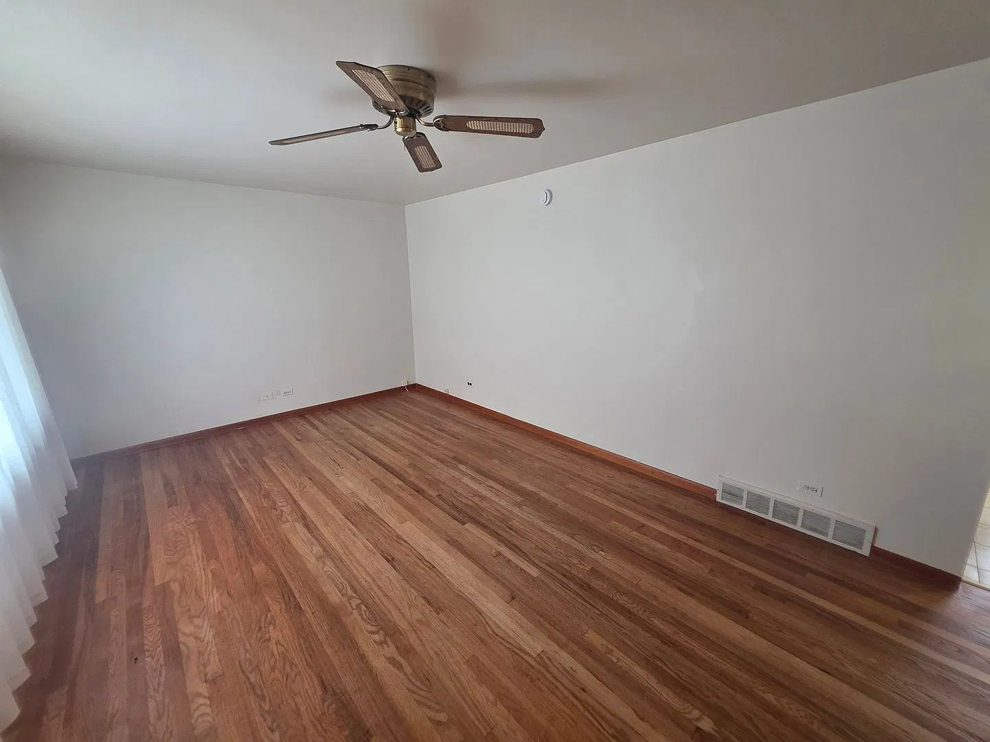 Spacious 3 bedroom 1.5 bathroom — Photo 2