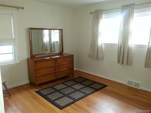 5th image of 1744 Davis St
