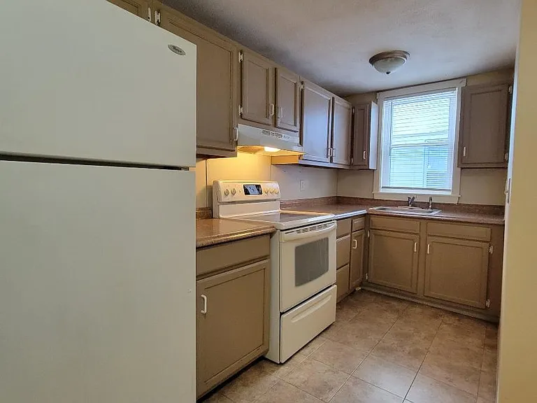 29 Pleasant St #C — Photo 2