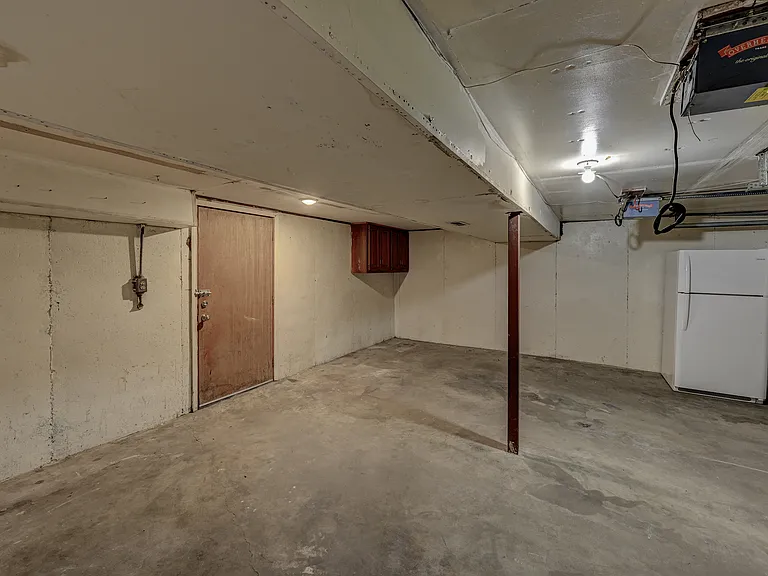 607 NE 39th Ter — Photo 15