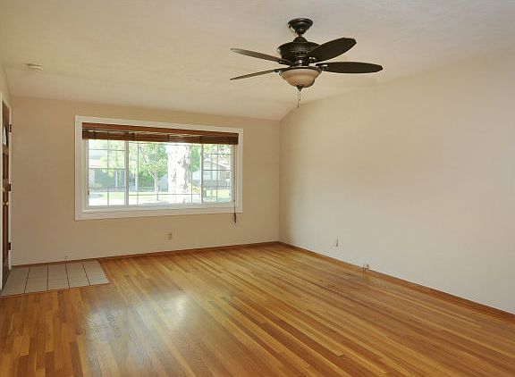 2nd image of 1542 Hallbrook Dr