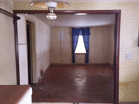 4th image of 108 Beach St