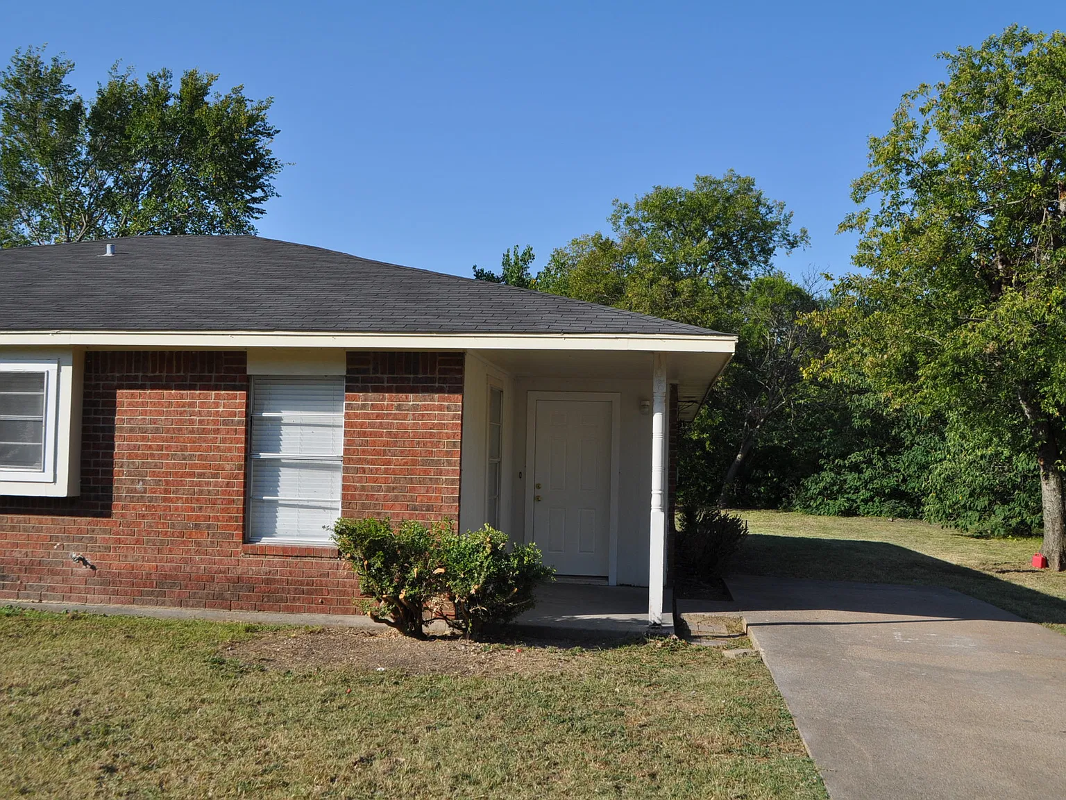 2 bed, 966 sqft, $1,350 — Photo 1