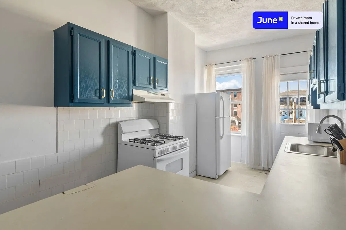 Full bedroom in 4 bed/1 bath home in Allston #458 B — Photo 4