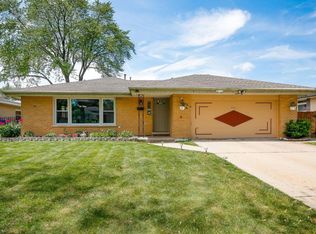 904 S Edward St, Mount Prospect, IL 60056