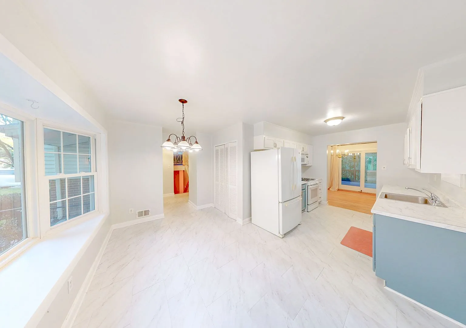 Lovely Updated 4Bed/2.5Bath Split level home in Silver Spring! — Photo 2