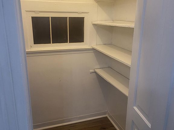4th image of 210 Ferris St #1