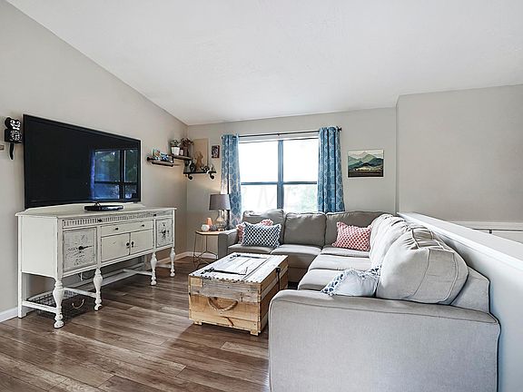 3rd image of 836 Hickok Dr #203