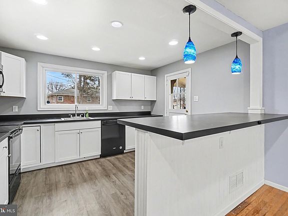 3rd image of 315 E Roosevelt Ave