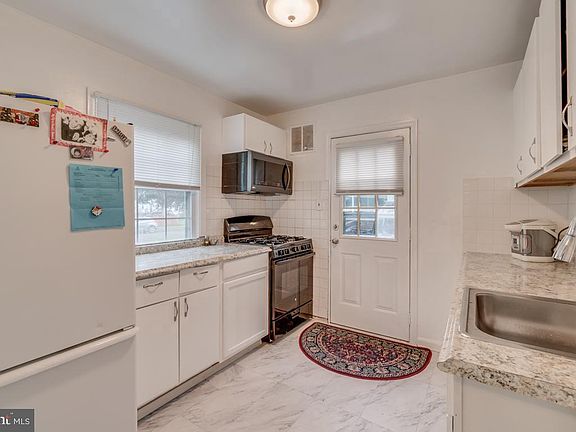 3rd image of 3306 Campbell Dr