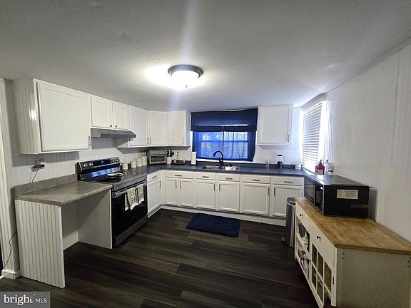 2nd image of 206 Broad St