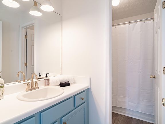 Shared second floor bathroom