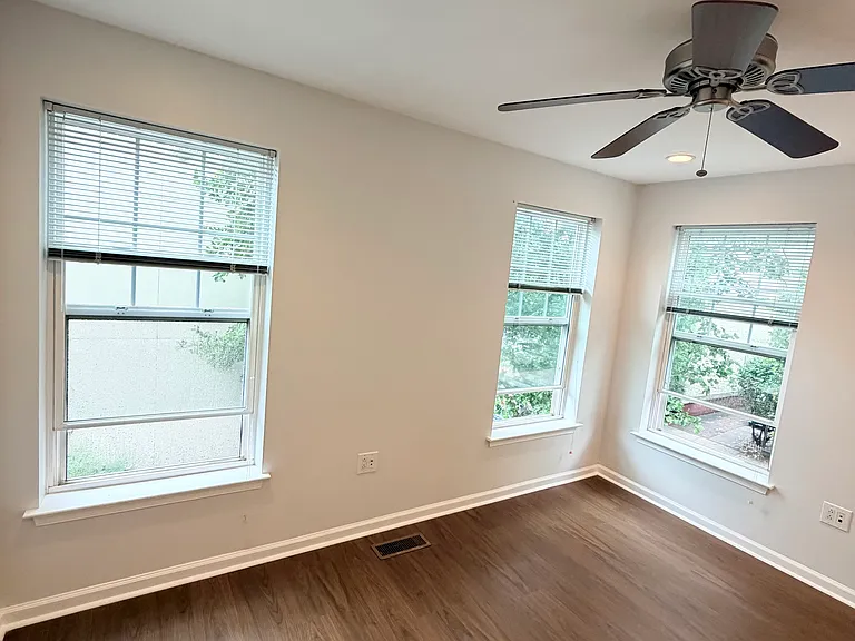 1318 Bainbridge St — Photo 11