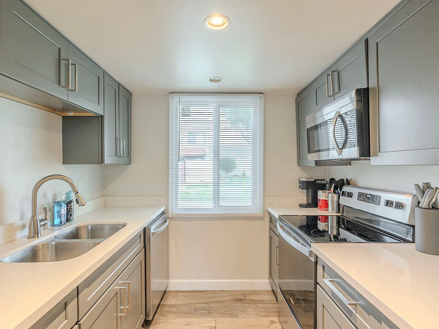2 bed, 800 sqft, $2,300 — Photo 3