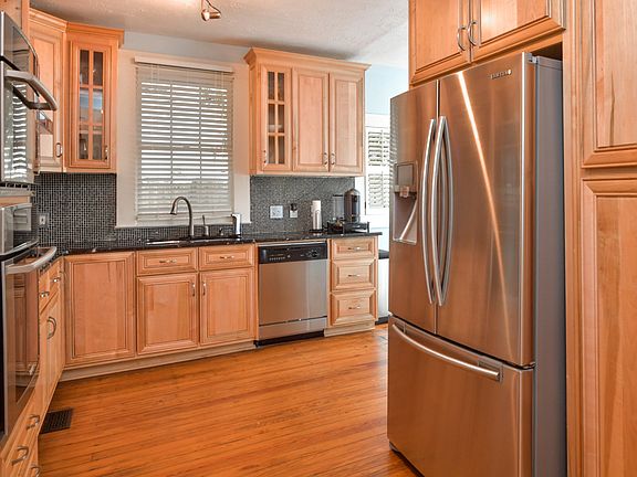 4th image of 920 Park Ave SE