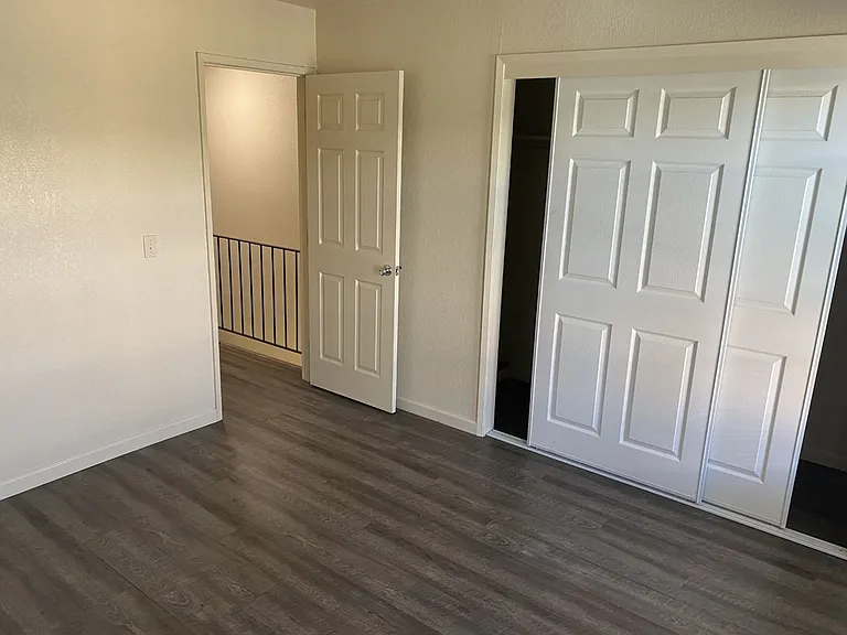 Spacious Townhome in Desirable Fairfield Area — Photo 16