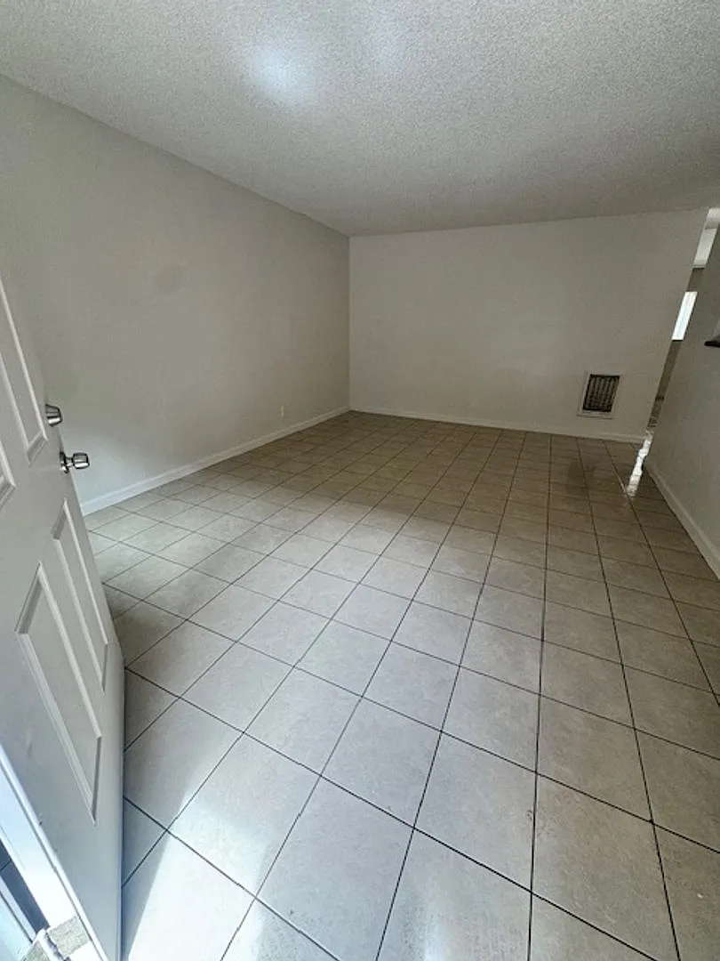 1843 Elm Ave Property — Photo 4
