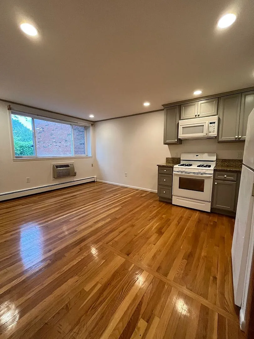 Beautiful 1 Bed - Parking Included — Photo 1