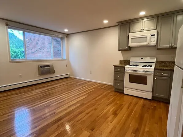 8-360 Market St #8, Brighton, MA 02135