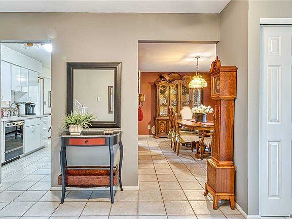 4th image of 8 Parkway Dr S