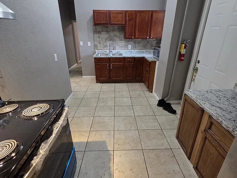 1595 Van Buren Ave #1 — Photo 18