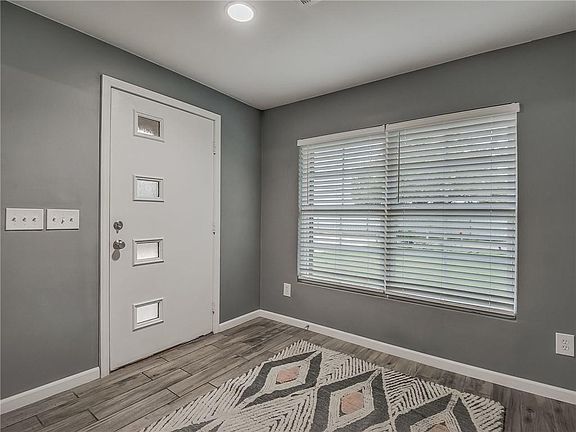 4th image of 2852 Hillcrest Dr