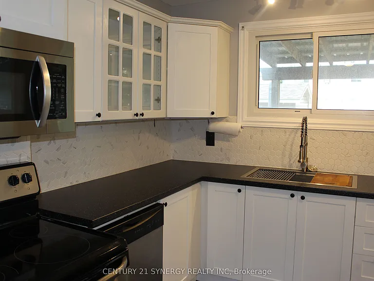 241 Wilfred Cres — Photo 5