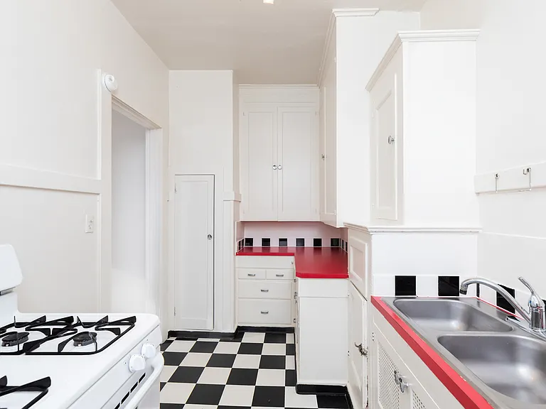 Highland Court Apartments — Photo 10