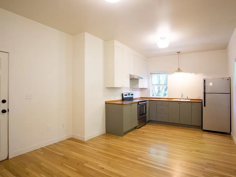 6426 N Princeton St #9 — Photo 3